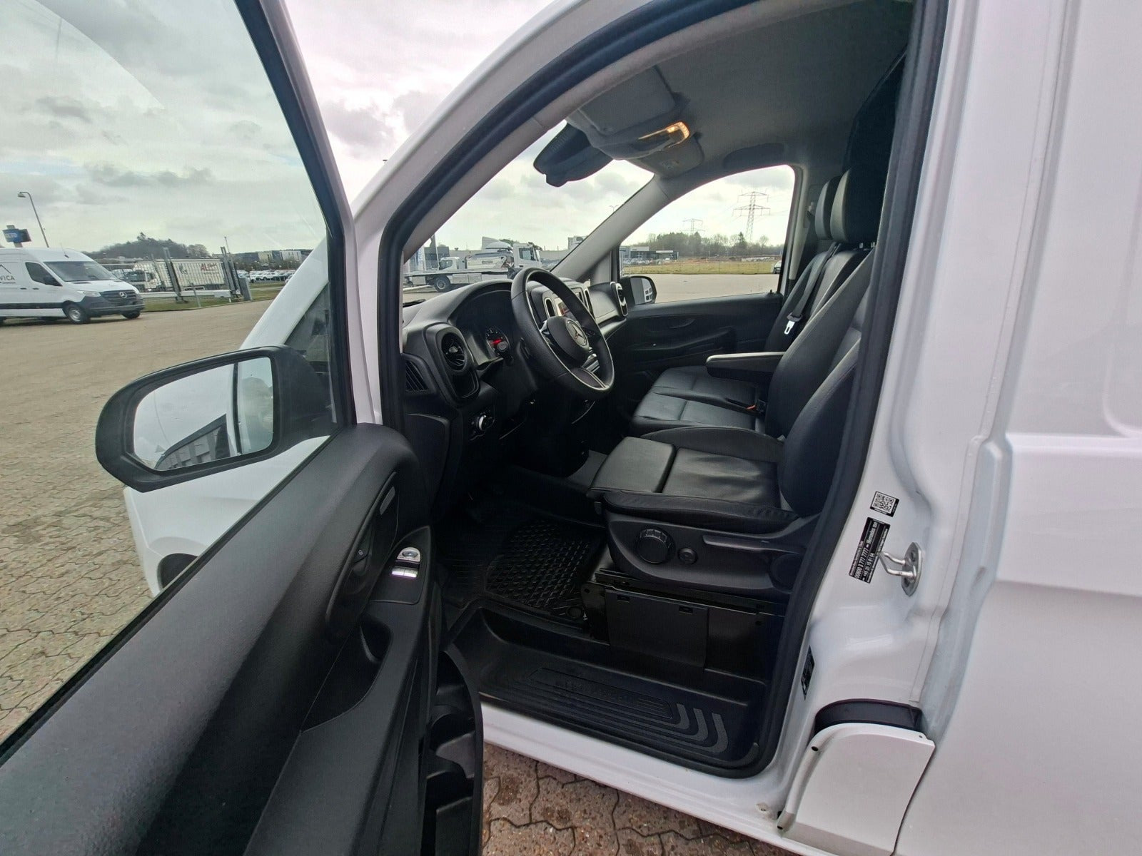 Hvid Mercedes Vito 114 fra 2024