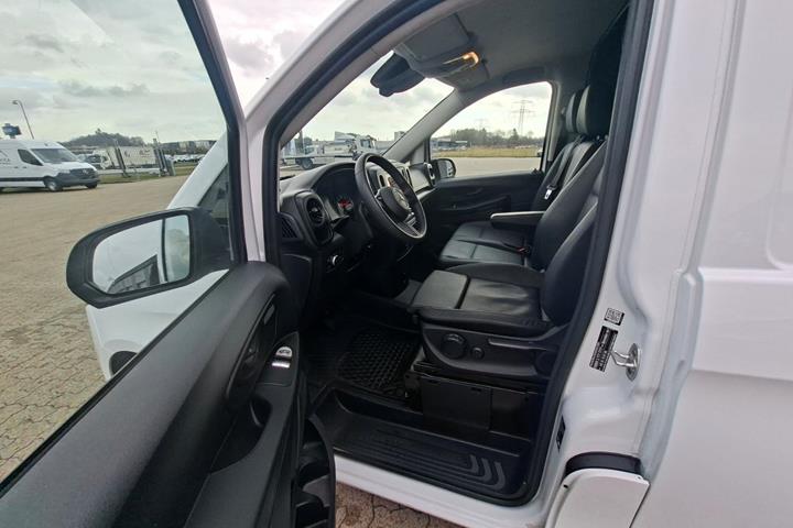 Hvid Mercedes Vito 114 fra 2024