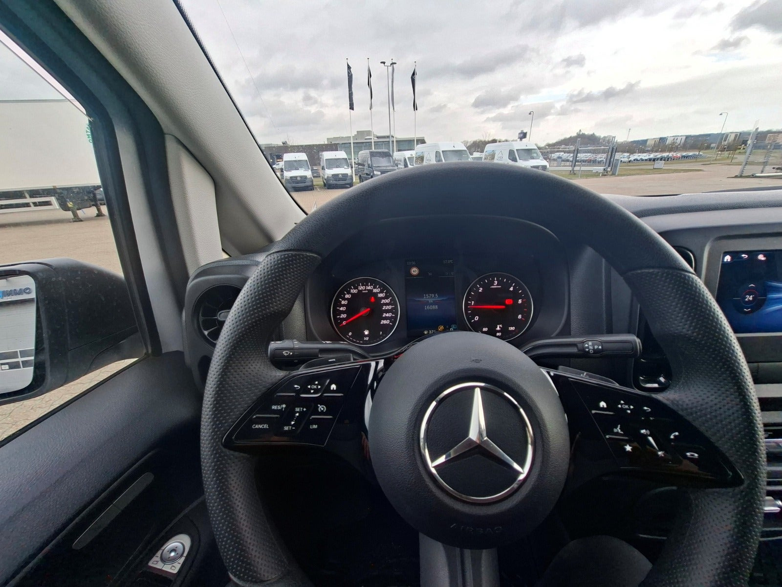 Hvid Mercedes Vito 114 fra 2024