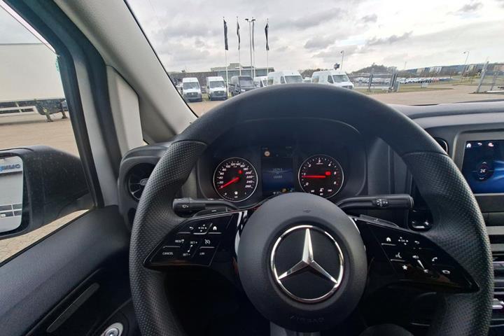 Hvid Mercedes Vito 114 fra 2024
