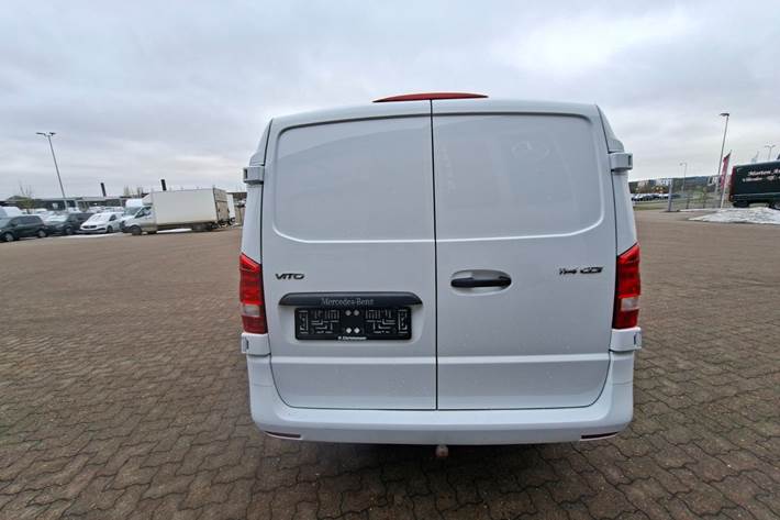 Hvid Mercedes Vito 114 fra 2023