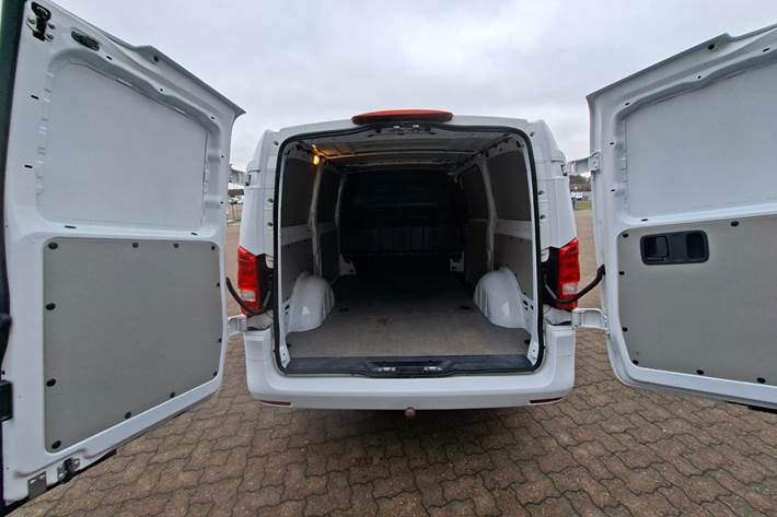 Hvid Mercedes Vito 114 fra 2023