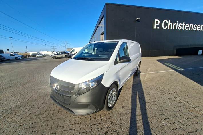 Hvid Mercedes Vito 114 fra 2024