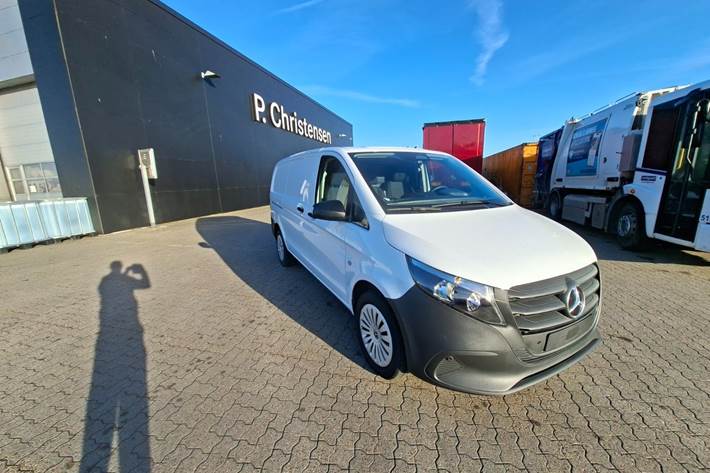 Hvid Mercedes Vito 114 fra 2024