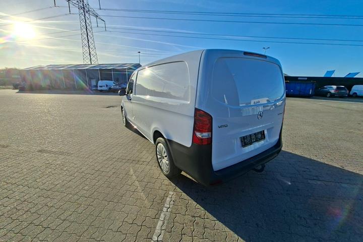 Hvid Mercedes Vito 114 fra 2024