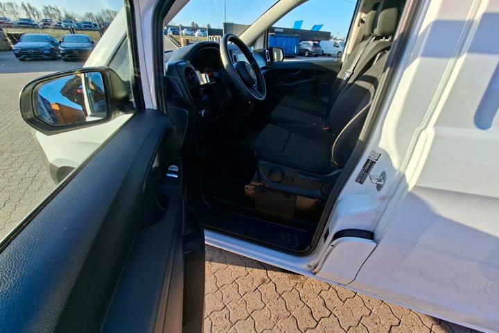 Hvid Mercedes Vito 114 fra 2024