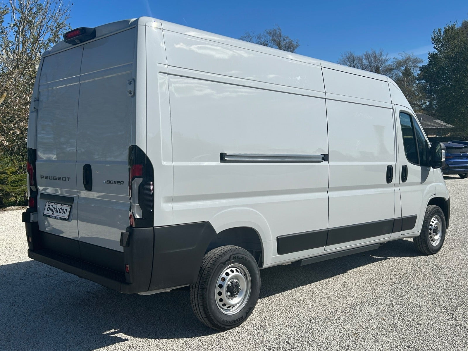 Hvid Peugeot e-Boxer 435 fra 2024 set udefra