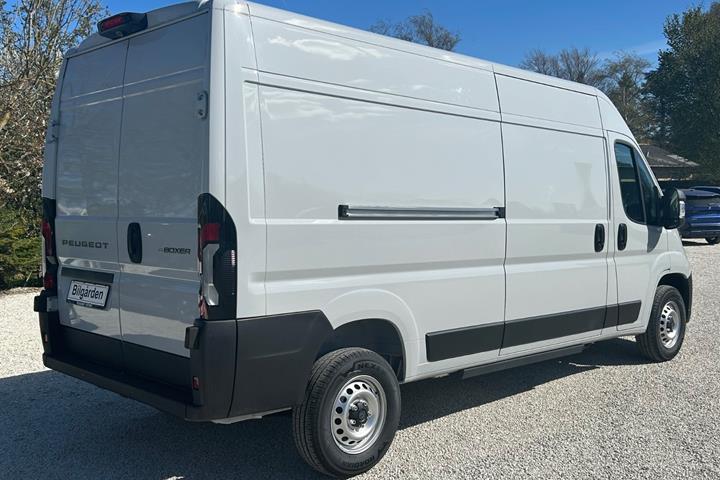 Hvid Peugeot e-Boxer 435 fra 2024 set udefra