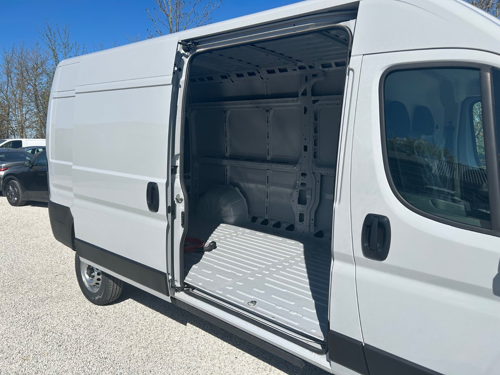 Hvid Peugeot e-Boxer 435 fra 2024 set udefra