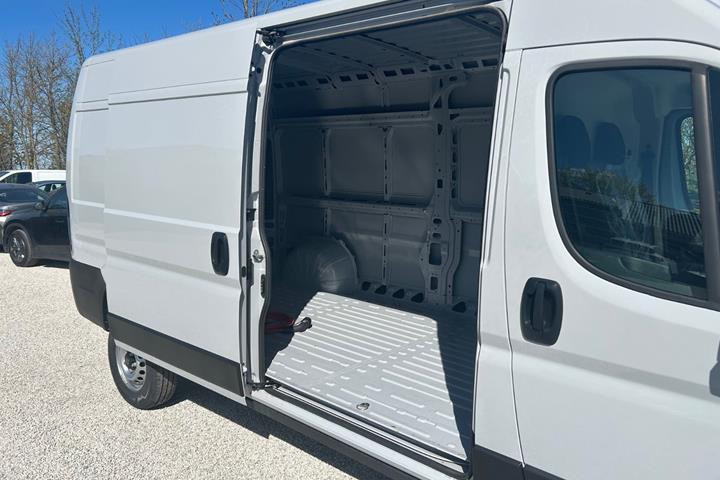 Hvid Peugeot e-Boxer 435 fra 2024 set udefra