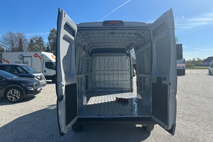 Hvid Peugeot e-Boxer 435 fra 2024 set udefra