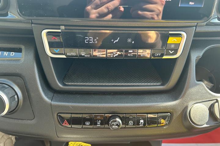 Hvid Peugeot e-Boxer 435 fra 2024