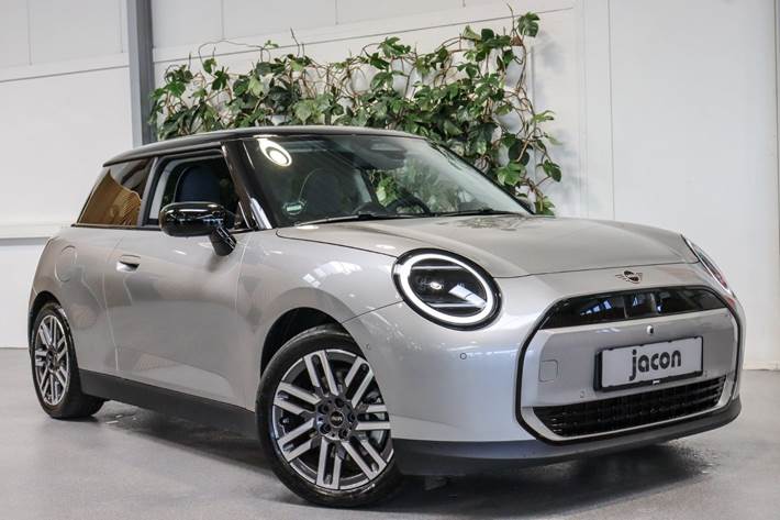 Sølv Mini Cooper E fra 2024