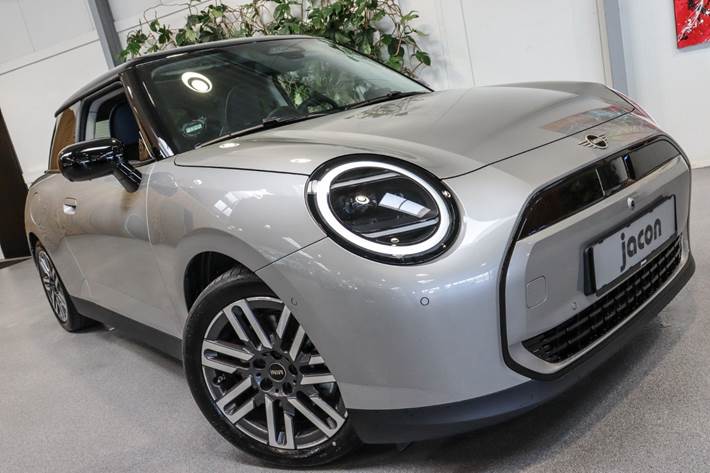 Sølv Mini Cooper E fra 2024