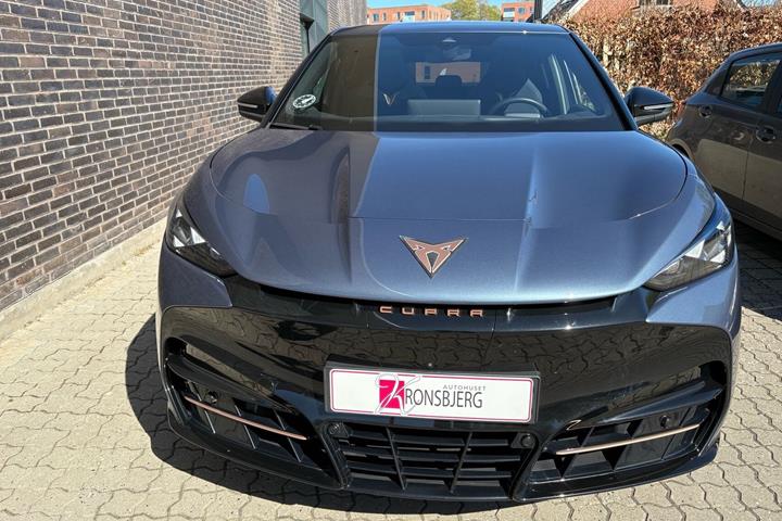 Blå Cupra Tavascan fra 2025