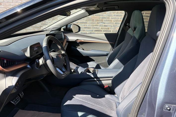 Blå Cupra Tavascan fra 2025