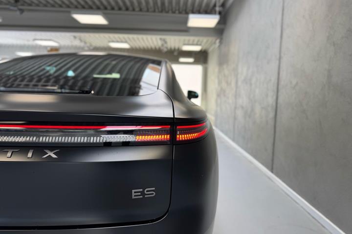 Sort Exlantix ES fra 2026 set udefra
