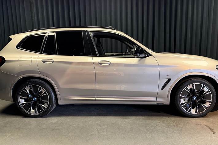 Grå BMW iX3 fra 2023