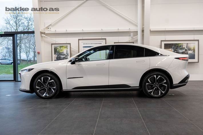 Hvid Mazda 6e fra 2026