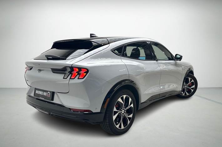 Hvid Ford Mustang Mach-E fra 2025
