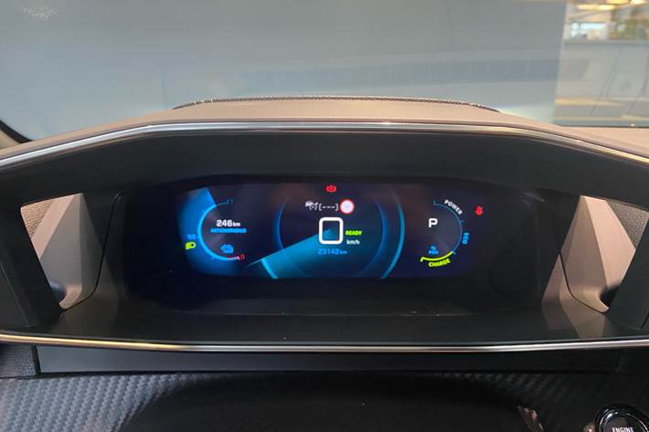 Grå Peugeot e-208 fra 2023