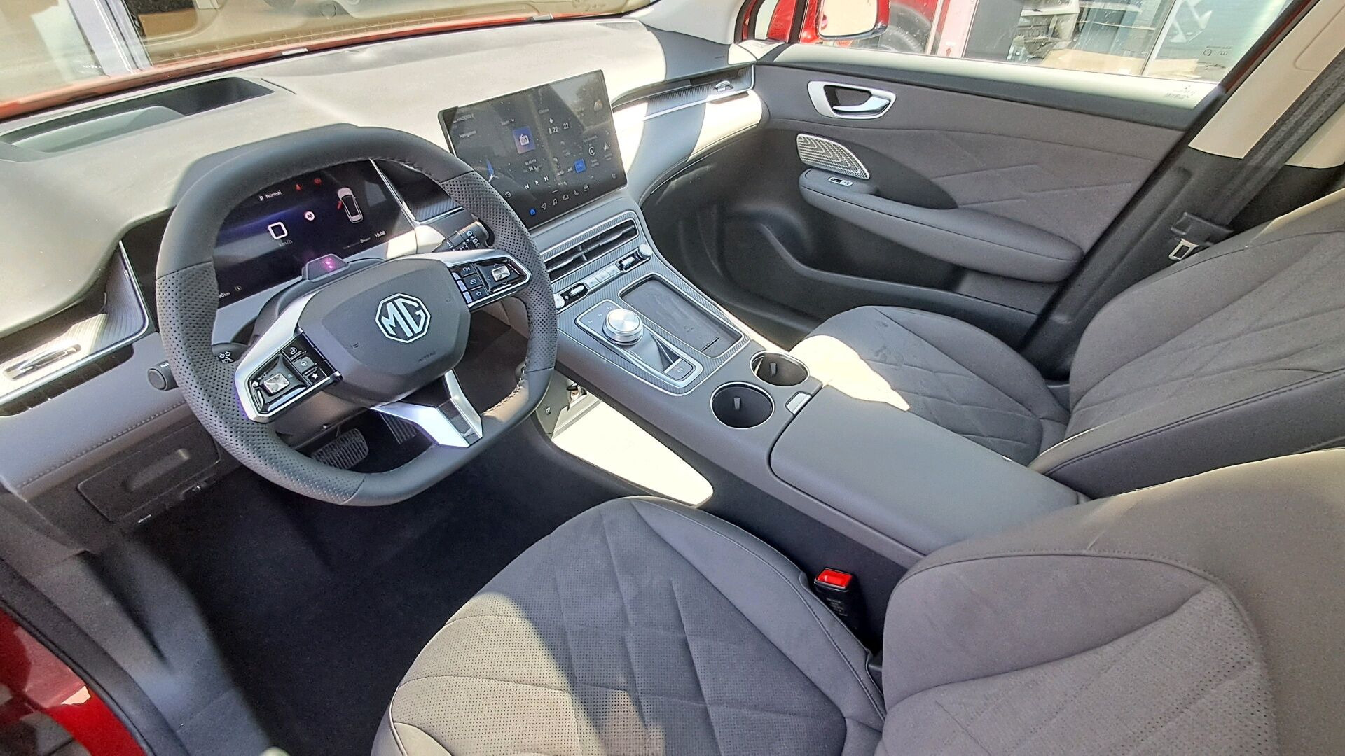 Rød MG MGS6 Electric fra 2025 set indefra