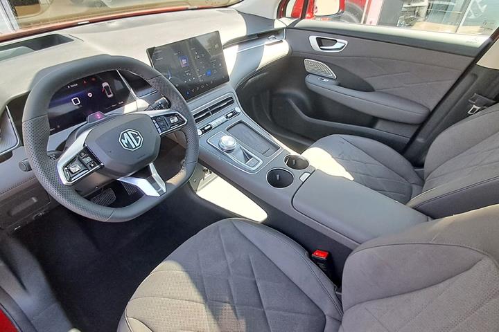 Rød MG MGS6 Electric fra 2025 set indefra