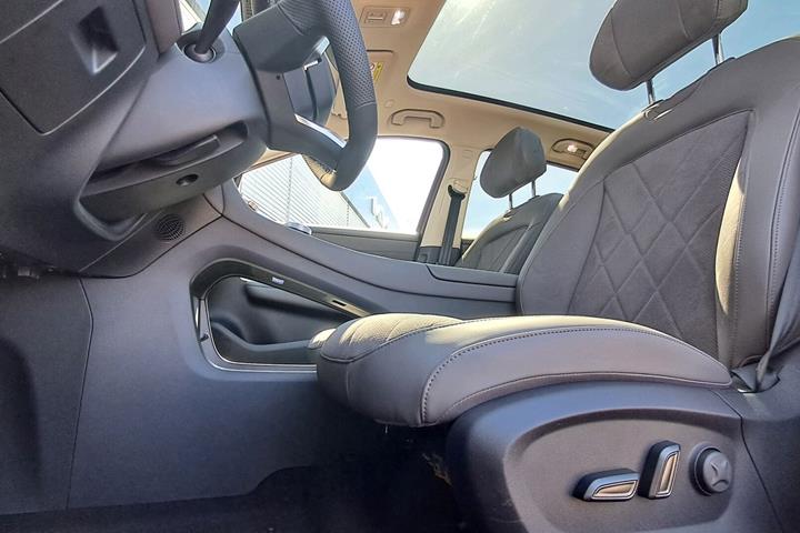 Rød MG MGS6 Electric fra 2025 set indefra