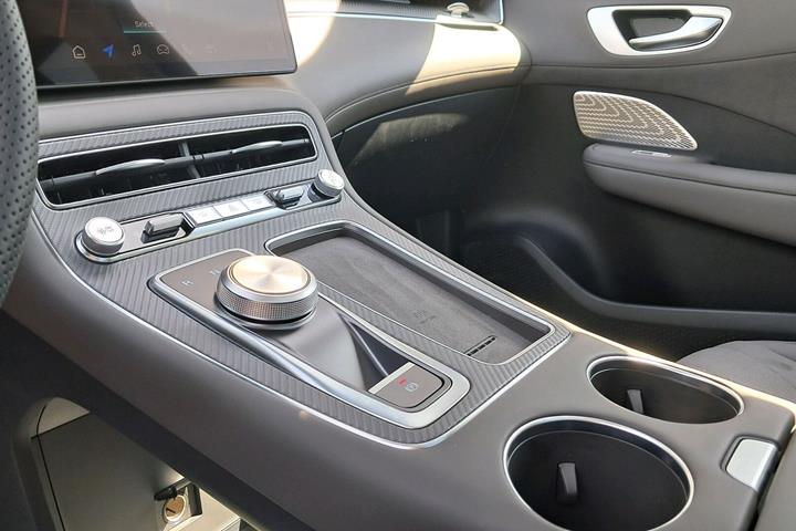 Rød MG MGS6 Electric fra 2025
