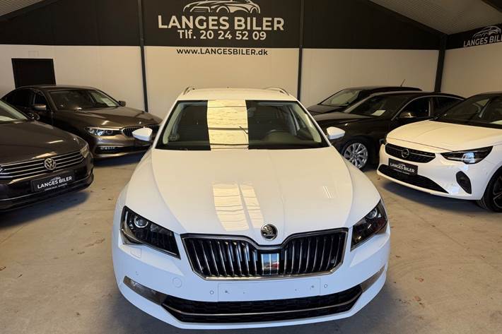 Hvid Skoda Superb fra 2018