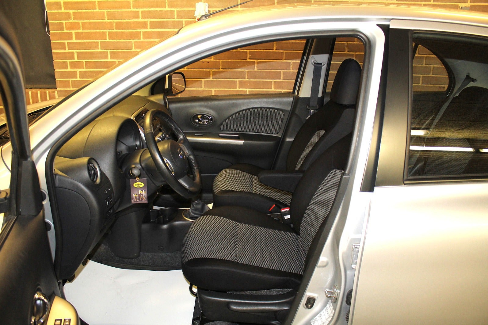 Sølv Nissan Micra fra 2014