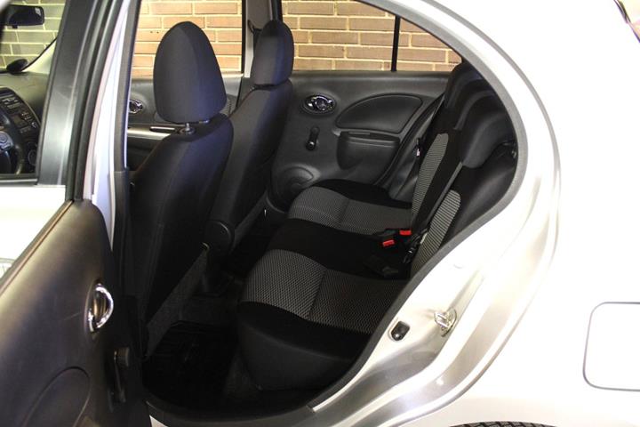 Sølv Nissan Micra fra 2014