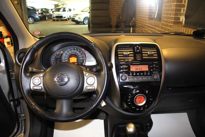 Sølv Nissan Micra fra 2014