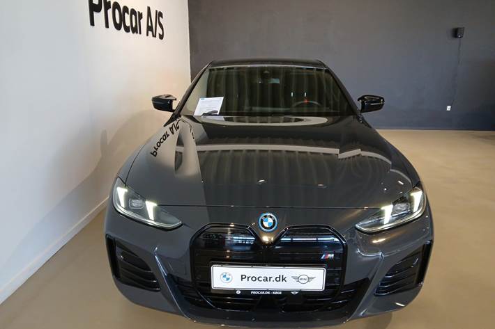 Grå BMW i4 fra 2025