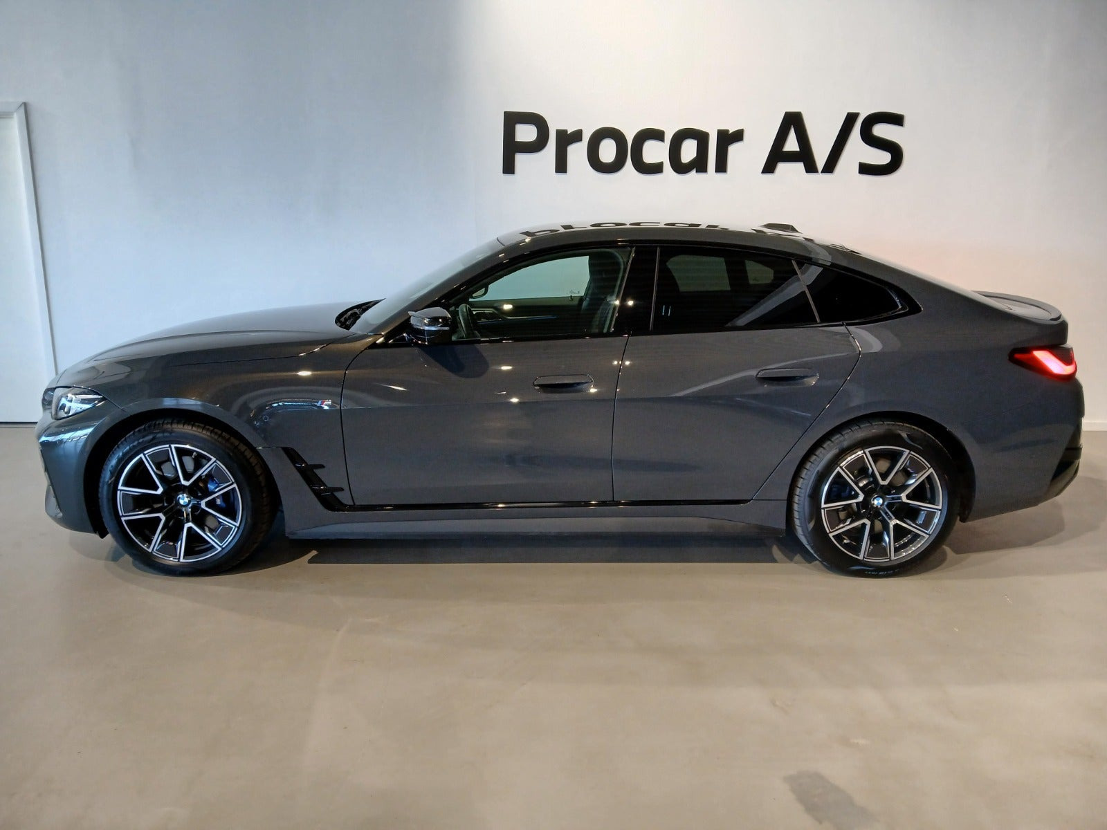 Grå BMW i4 fra 2025