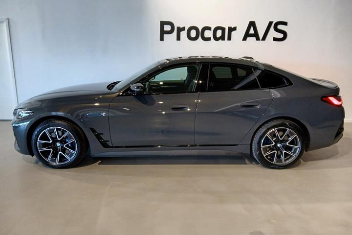 Grå BMW i4 fra 2025