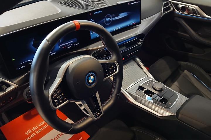 Grå BMW i4 fra 2025
