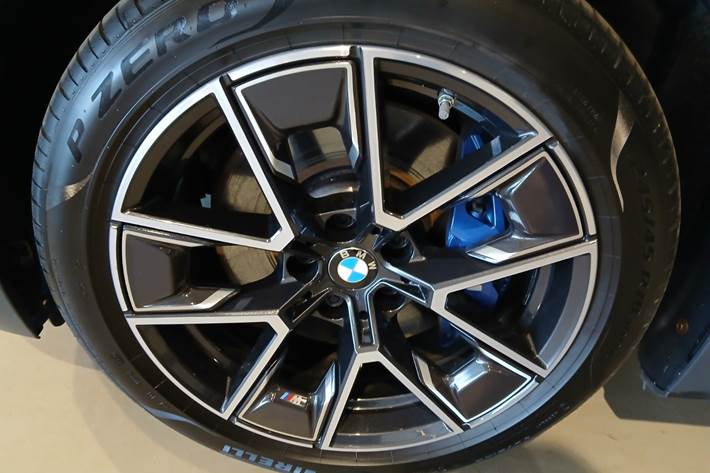 Grå BMW i4 fra 2025