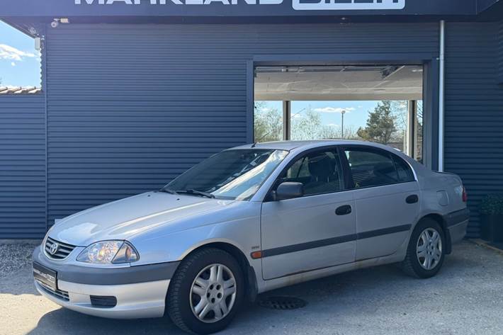 Sølv Toyota Avensis fra 2002
