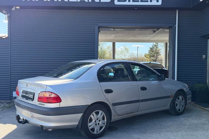 Sølv Toyota Avensis fra 2002