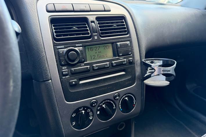 Sølv Toyota Avensis fra 2002