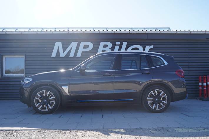 Grå BMW iX3 fra 2022