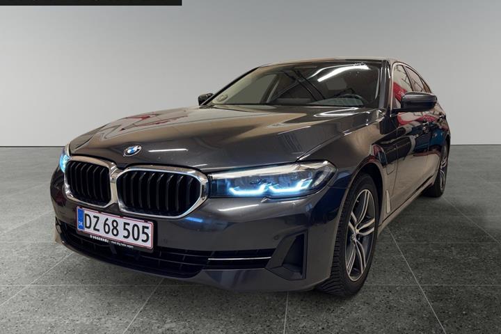Sort BMW 530e fra 2021 set udefra