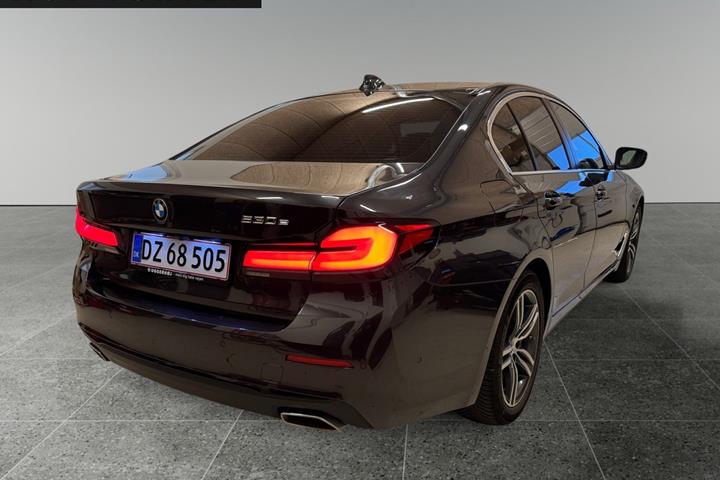 Sort BMW 530e fra 2021