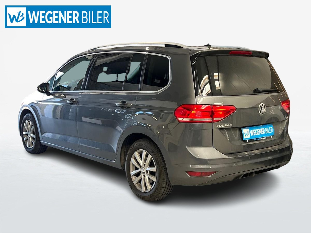 Grå VW Touran fra 2017