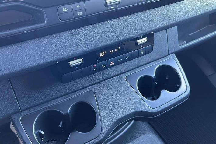 Grå Mercedes Sprinter 317 fra 2024