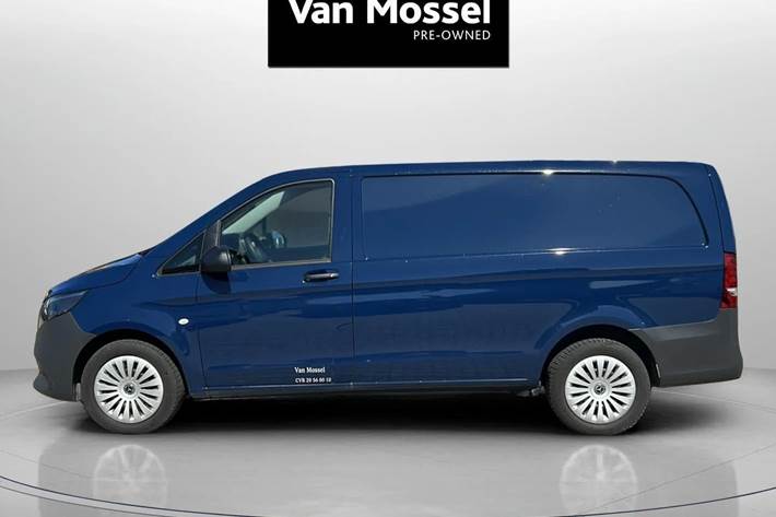 Blå Mercedes Vito 114 fra 2024