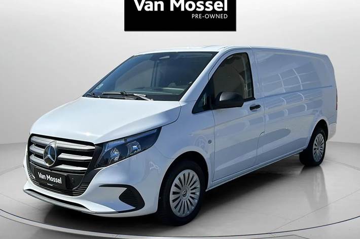 Hvid Mercedes Vito 114 fra 2025 set udefra