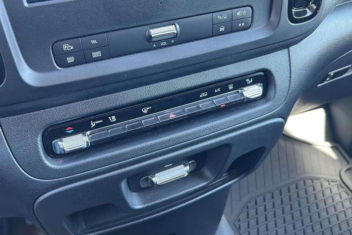 Hvid Mercedes Vito 114 fra 2025
