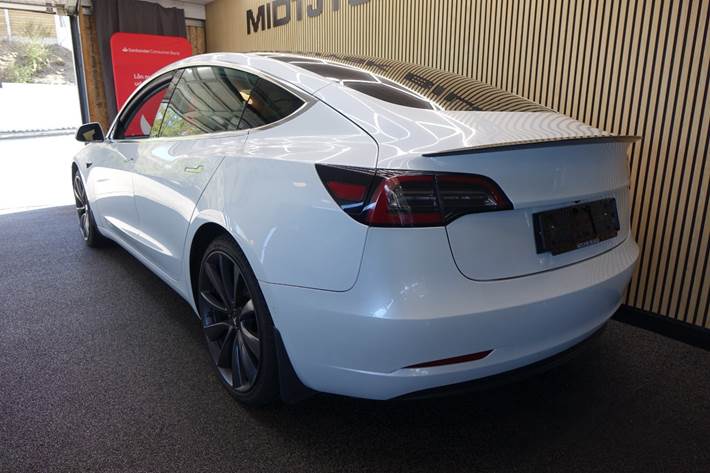 Hvid Tesla Model 3 fra 2020